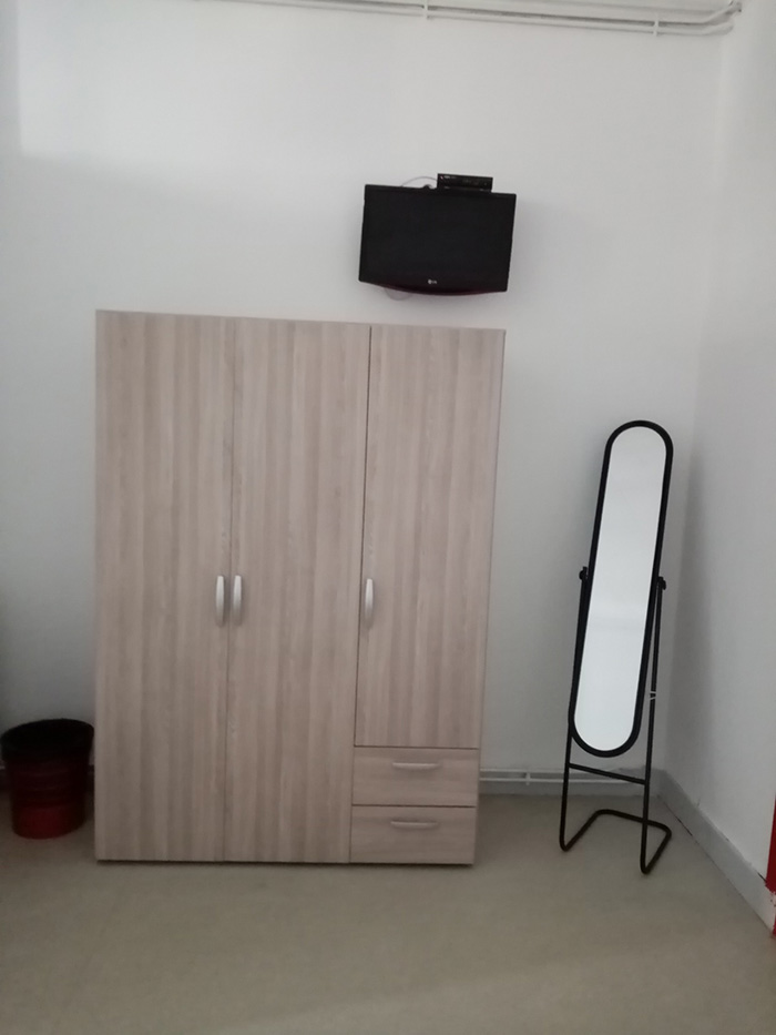 Chambre avec miroir et armoire à l'Hôtel du Grand Café Amélie les Bains