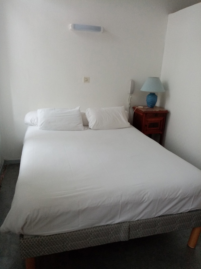 Chambre avec lit double à l'hôtel du Grand Café d'Amélie les bains